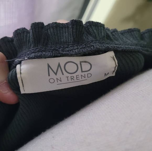 Mod On Trend Off the Shoulder Ruffled Ribbed Bodysuit Medium - Picture 4 of 7